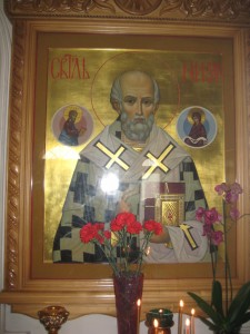 Икона Святителя Николая с частичкою от мощей, выставленных для поклонения