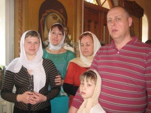 Ангелина, Евгения, Светлана и Николай с дочкой (слева направо)